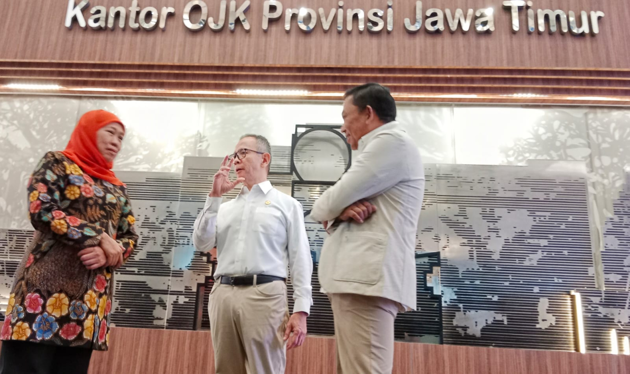 Gubernur Jawa Timur Khofifah Indar Parawansa bersama jajaran Komisioner OJK periode 2022–2027 di Kantor OJK Jatim, Senin (5/5/2025)