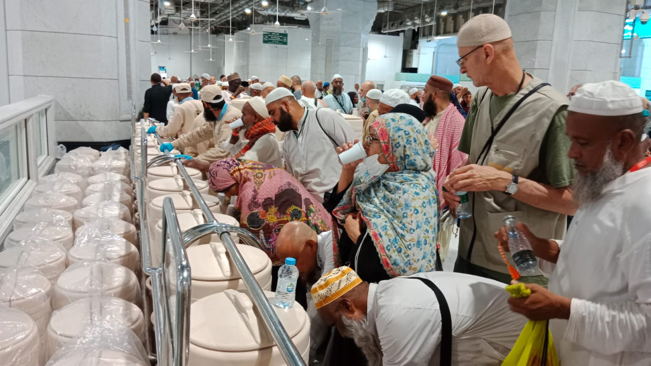 Zamzam—sebuah nama yang akrab di telinga umat Islam, tetapi menyimpan kisah luar biasa tentang keyakinan, mukjizat, dan keteguhan hati. Foto foto: Prasetyo