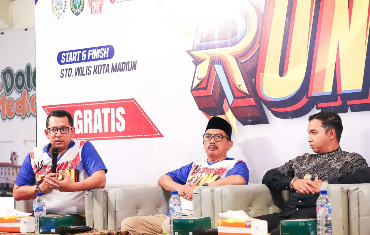 Ketua DPRD jatim Musafak Rouf (tengah) dan Sekwan Jatim Ali Kuncoro (memegang mic) saat memberi keterangan pers (Foto: Humas DPRD Jatim)