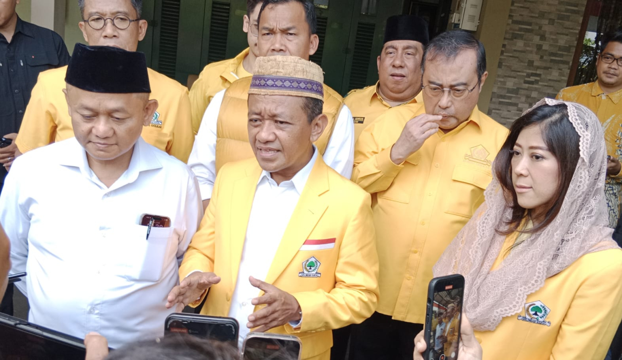 Ketua Umum Partai Golkar)Bahlil Lahadalia saat memberikan keterangan pers sowan ke Pengasuh Pondok Pesantren Bumi Sholawat, KH Agoes Ali Masyhuri atau Gus Ali, di Sidoarjo, Jawa Timur, Sabtu (10/5/2025).