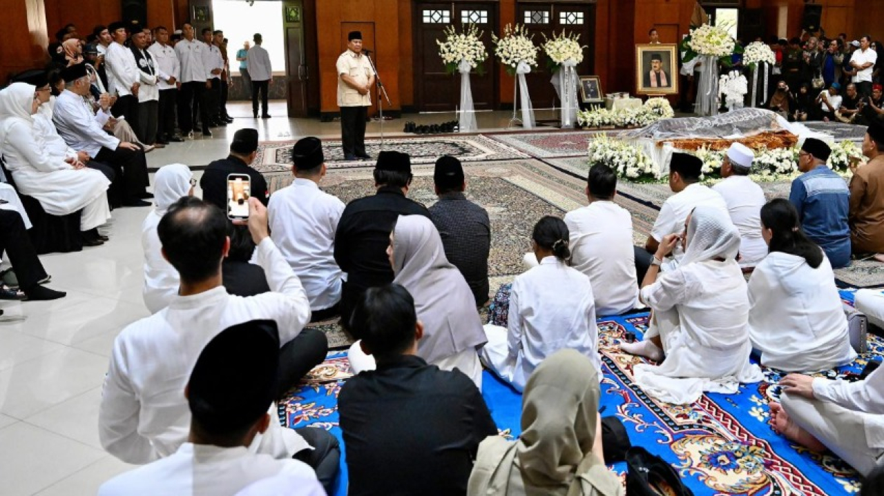 Presiden Prabowo Subianto melayat almarhum Mayjen TNI (Purn.) DR. (HC) H. Eddie Mardjoeki Nalapraya bin H. Mohammad Soetarman yang wafat pada Selasa pagi, 13 Mei 2025 dan disemayamkan di Padepokan Pencak Silat Taman Mini Indonesia Indah (TMII), Jakarta. F