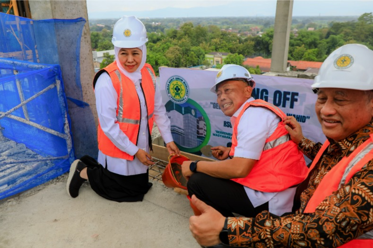Gubernur Jawa Timur Khofifah bersama Bupati ponorogo Giri Sancoko saat topping off atau peletakan mortar konstruksi Pembangunan Gedung Gus Dur RSU Muslimat NU di Kabupaten Ponorogo, Rabu (14/5).