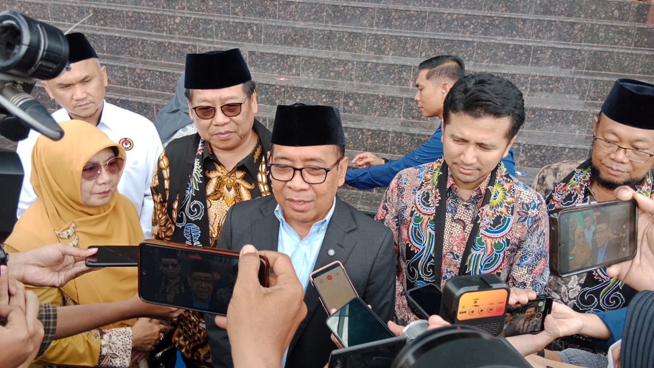 Menteri Koordinator Bidang Pembangunan Manusia dan Kebudayaan (Menko PMK) Pratikno saat memberikan keterangan pers usai meresmikan gedung kampus baru Universitas Terbuka (UT) Surabaya, Jawa Timur, Sabtu (17/5/2025)