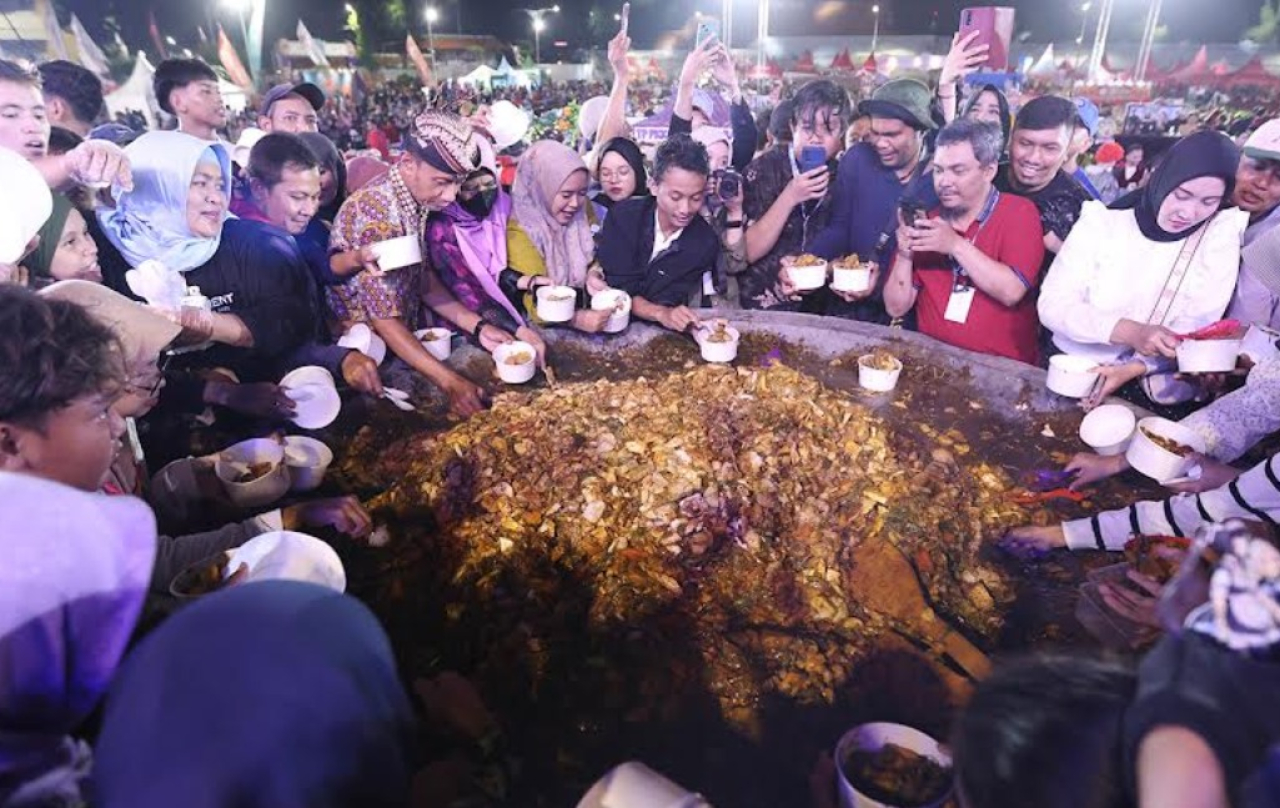 Festival Rujak Uleg "The Legend of THR" Bangkitkan Memori Kolektif Warga Surabaya