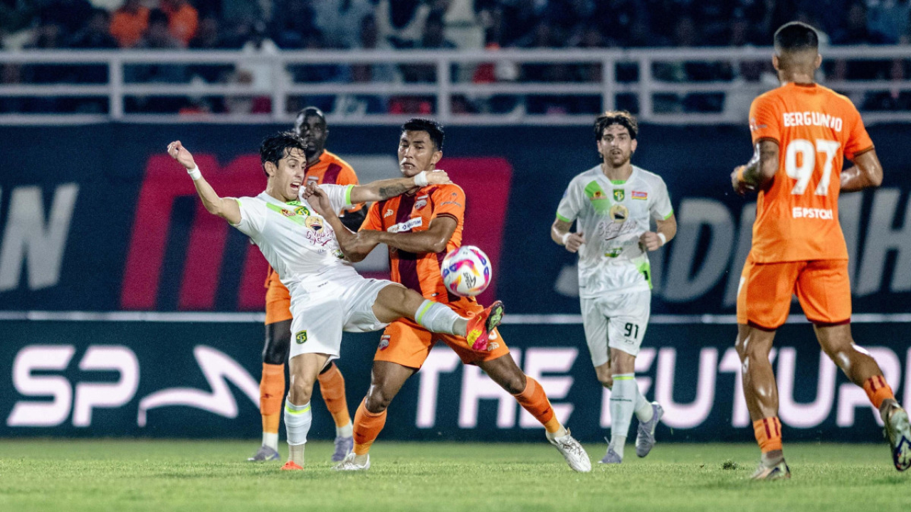Francisco Rivera mendapat pengawalan ketat dari Leo Guntara. (Persebaya)