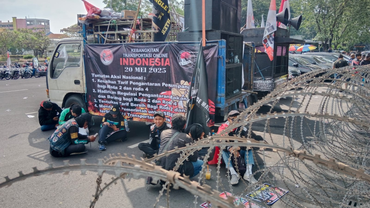 pengemudi ojek online (ojol) yang tergabung dalam Front Driver Online Tolak Aplikator Nakal (Frontal) Jawa Timur menggelar demonstrasi di Surabaya