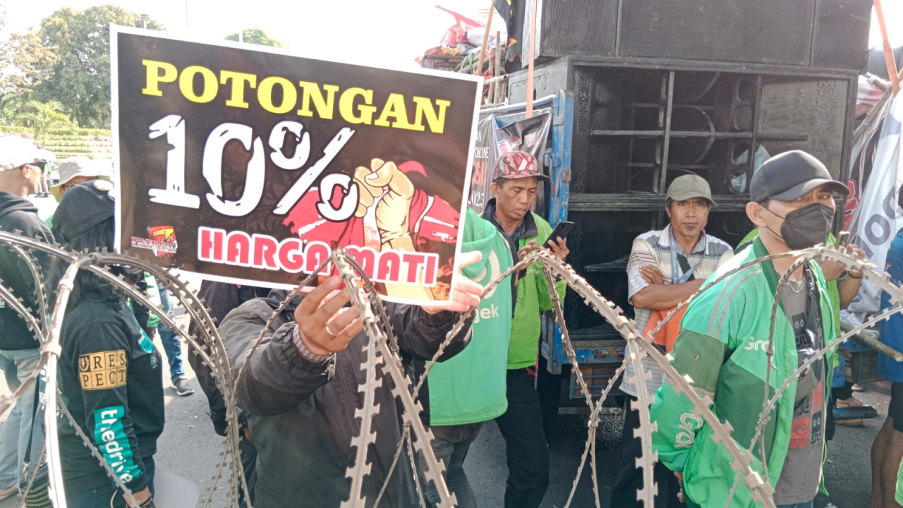 unjuk rasa para pengemudi ojek online yang tergabung dalam Front Driver Online Tolak Aplikator Nakal Jawa Timur di depan Kantor Gubernur Jawa Timur, Selasa (20/5/2025)
