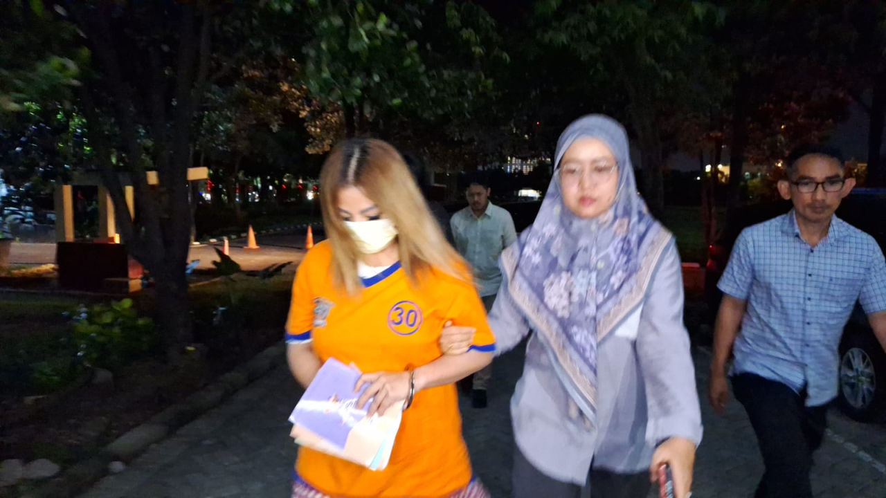 Polisi membawa pemilik Santoso Seal Jan Hwa Diana untuk diperiksa sebagai tersangka kasus penggelapan ijazah di Mapolda Jatim, Surabaya, Kamis (22/5/2025) malam.