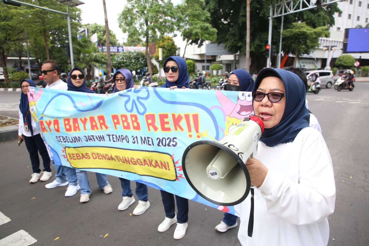 Bapenda Surabaya, kampanye bertajuk “Gebyar Sosialisasi dan Himbauan Pembayaran PBB On The Street” digelar Jumat pagi, 23 Mei 2025, di sejumlah perempatan padat lalu lintas