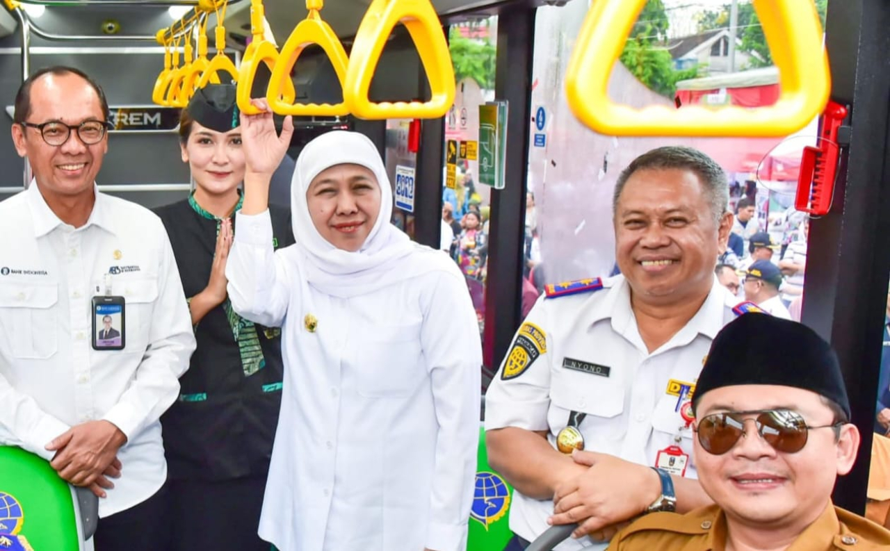 Gubernur Jawa Timur Khofifah Indar Parawansa meresmikan pengoperasian Bus Trans Jatim Koridor VI rute Mojokerto–Sidoarjo di Terminal Mojosari, Kabupaten Mojokerto, Senin (26/5/2025)