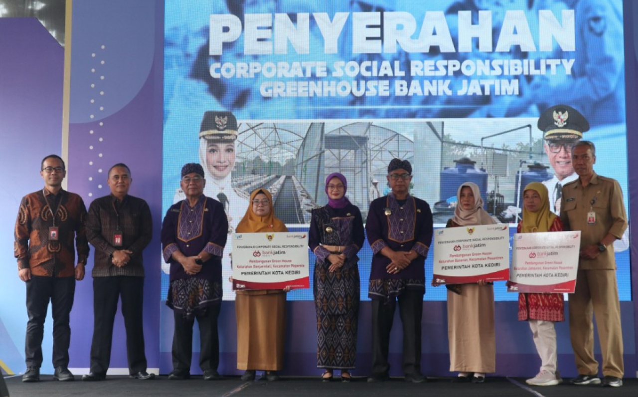 PT Bank Pembangunan Daerah Jawa Timur Tbk (Bank Jatim) secara resmi telah menyerahkan bantuan CSR kepada Pemerintah Kota Kediri pada hari Selasa (27/5)
