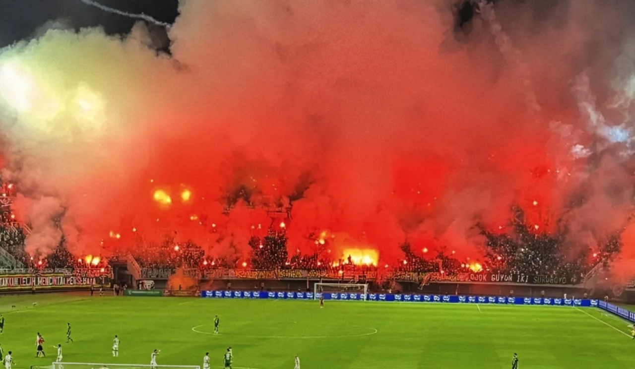PSSI Denda Persebaya Rp 200 Juta karena Flare: Sanksi yang Berulang, Solusi yang Tak Kunjung Datang?