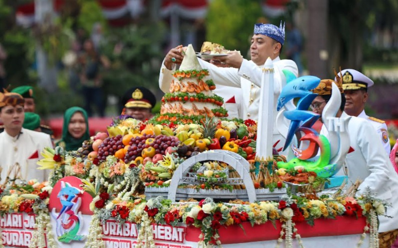 Pemerintah Kota Surabaya menggelar Upacara Resepsi Hari Jadi Kota Surabaya (HJKS) ke-732 di Balai Kota, Taman Surya, Sabtu (31/5/2025).