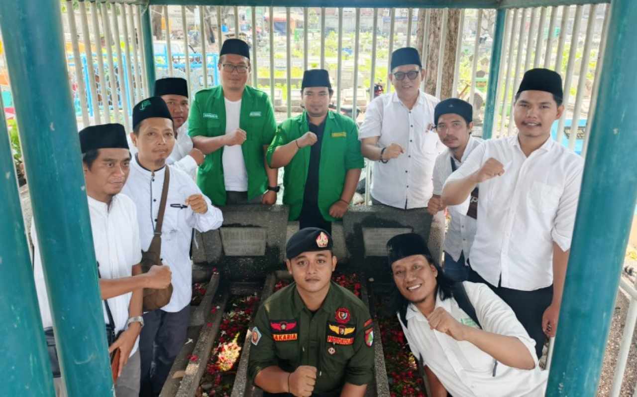 Forkom Jurnalis Nahdliyin bersama GP Ansor Surabaya ziarah ke makam Wali Kota Surabaya pertama, dr. Radjamin Nasution di Hari Jadi Kota Surabaya ke-732.
