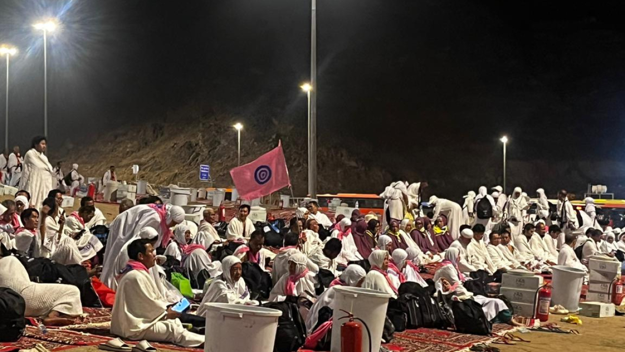 jemaah tampak mulai tiba dan menempati area Muzdalifah yang telah dibagi dalam beberapa zona atau markas sesuai syarikah (penyedia layanan) masing-masing