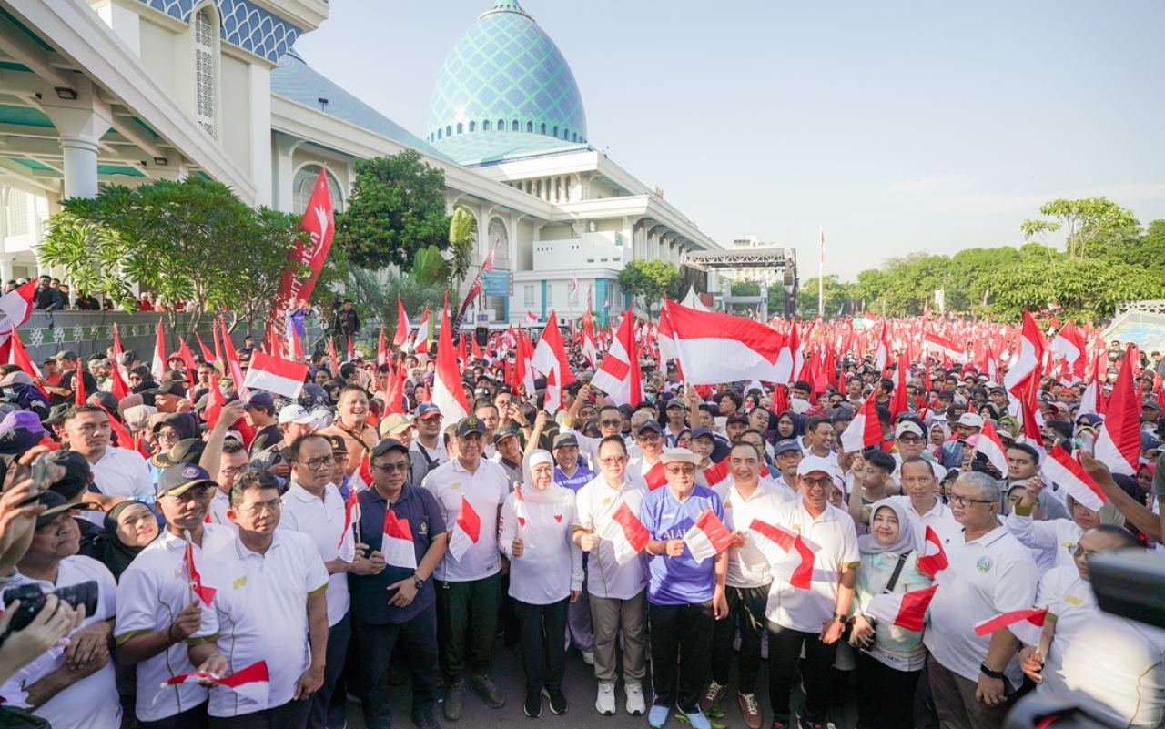 Gubernur Provinsi Jawa Timur Khofifah Indar Parawansa jalan sehat bersama 40 ribu masyarakat dalam rangka menyambut Tahun Baru Islam 1 Muharram 1447 H/ 2025 M  di halaman barat Barat Masjid Nasional Al Akbar Surabaya, Sabtu (28/6) pagi.