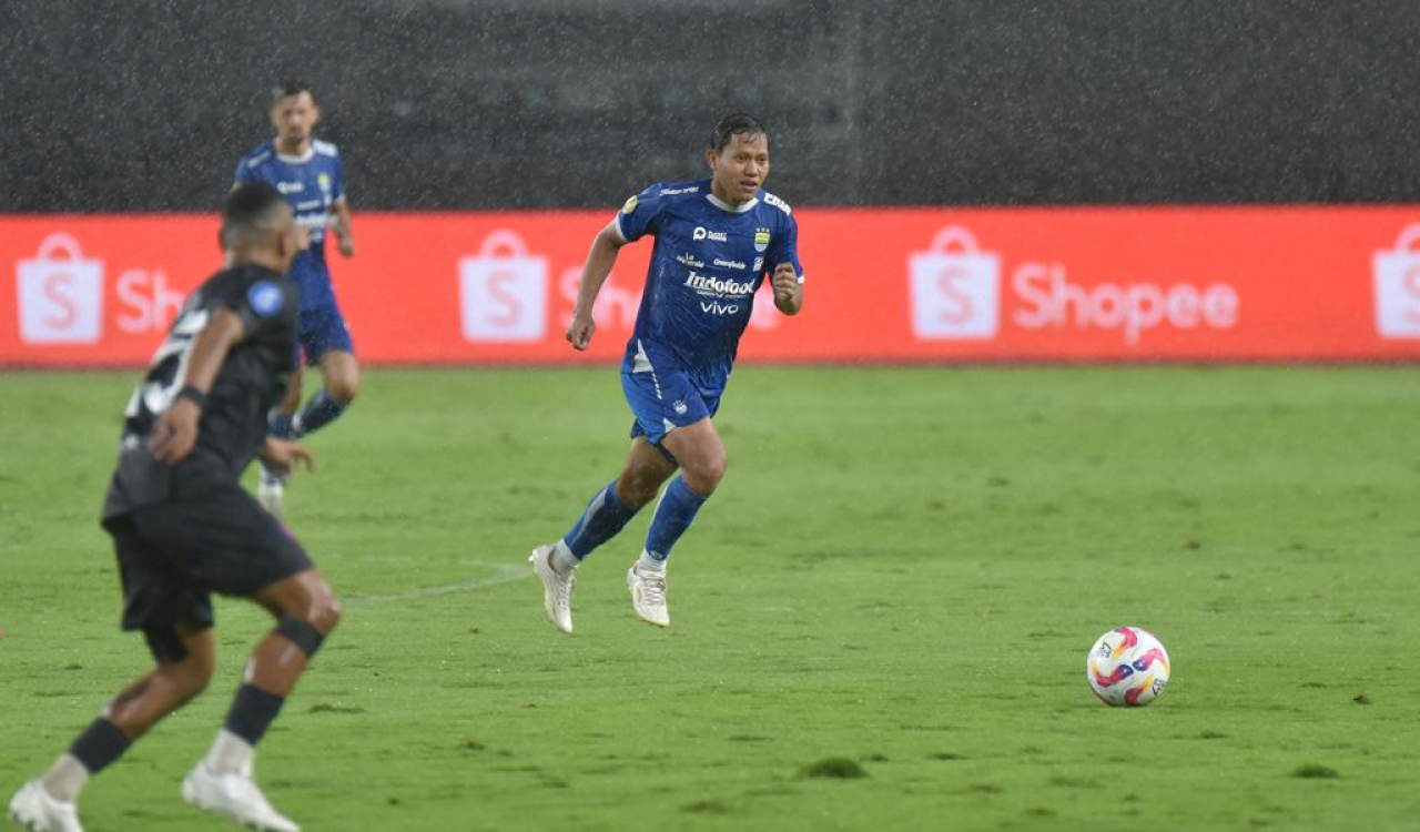 Gelandang PERSIB, Adam Alis di laga kontra Persis Solo. (PERSIB.co.id/Barly Isham)