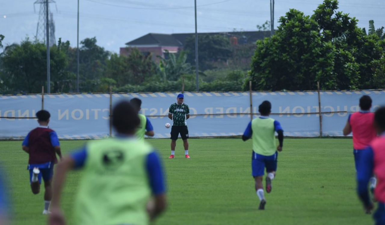 Pelatih Bojan Hodak memimpin sesi latihan pertama PERSIB di Lapangan Pendamping Stadion Gelora Bandung Lautan Api (GBLA), Senin 30 Juni 2025. (PERSIB.co.id/Sutanto Nurhadi Permana)