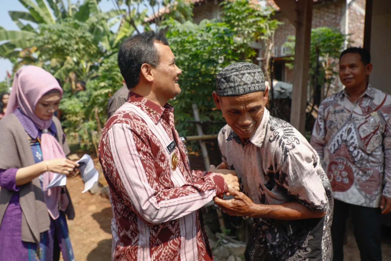 Gubernur Jawa Tengah Ahmad Luthfi saat blusukan di Dukuh Rancang, Desa Pucangrejo, Kecamatan Gemuh, Kabupaten Kendal, Selasa (3/6/2025)