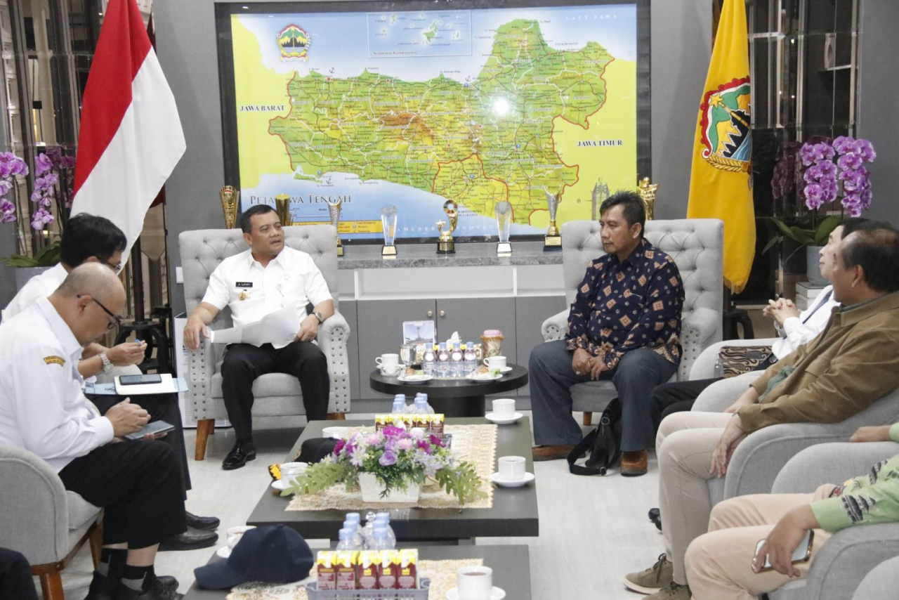 Gubernur Jawa Tengah, Ahmad Luthfi saat menerima audiensi dari Yayasan Kelola Lingkungan Pesisir Nusantara, Rabu (4/6/2025)