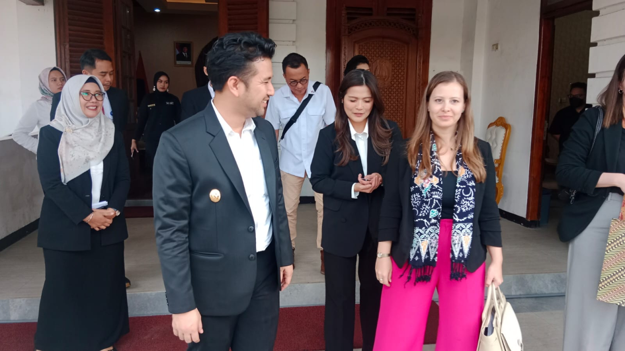 Pelaksana tugas (Plt) Gubernur Jawa Timur Emil Elestianto Dardak menerima kunjungan kerja Duta Besar Hungaria untuk Indonesia, H.E. Ms. Lilla  Karsay Rabu (4/6/2025)