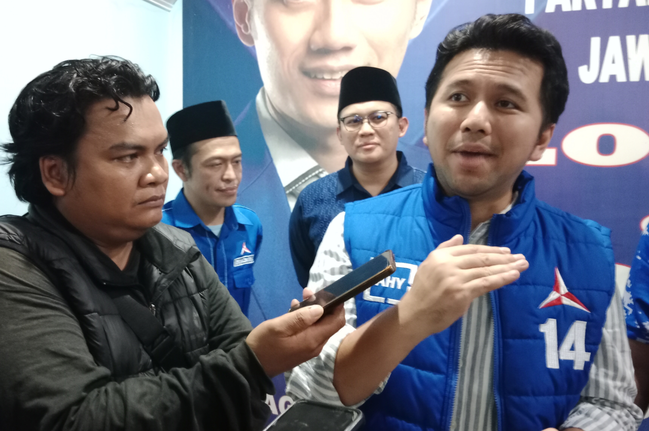 Plt Gubernur Jawa Timur, Emil Elestianto Dardak saat memberikan keterangan pers usai acara penyembelihan kurban DPD Partai Demokrat Jawa Timur, Sabtu (7/6/2025).
