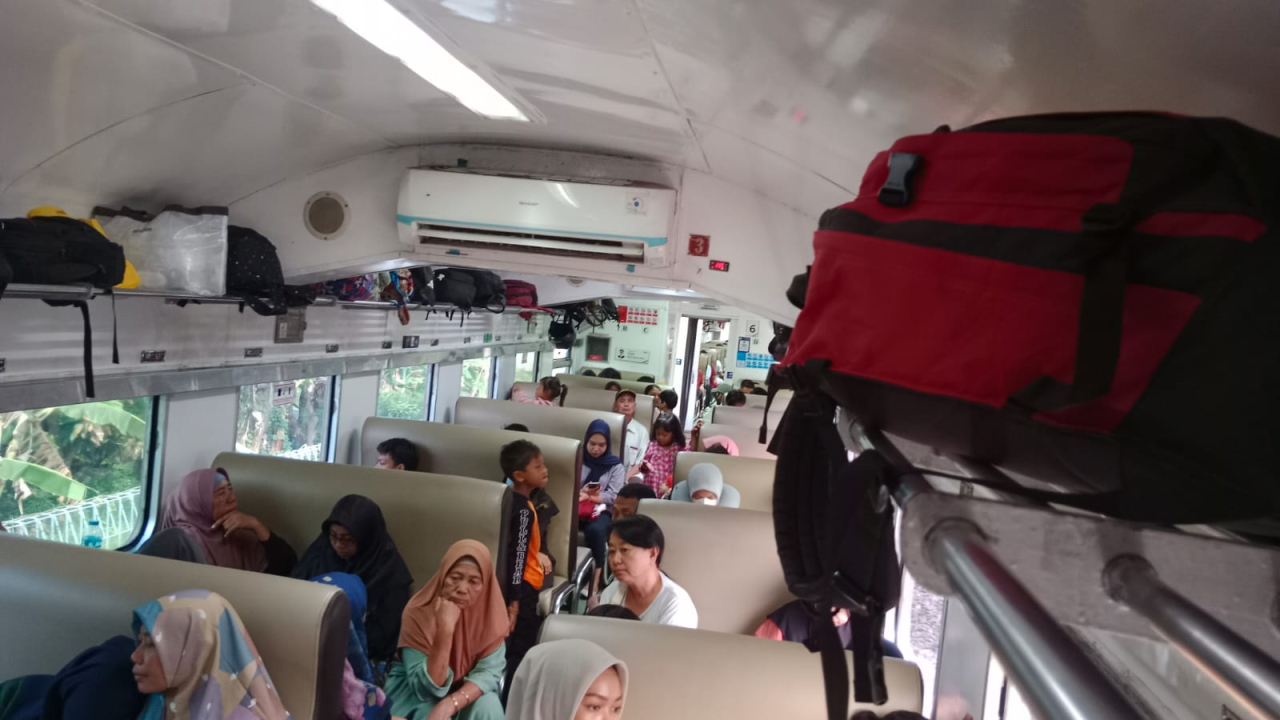 lonjakan signifikan jumlah penumpang di wilayah kerja PT Kereta Api Indonesia (KAI) Daerah Operasional (Daop) 8 Surabaya