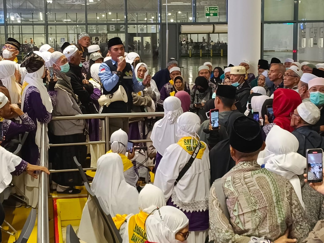 Tim Pembimbing Haji Indonesia kloter 44 Zainur Rofiq saat memberikan penjelasan kepada jamaah haji kloter 44 terkait batalnya penerbangan Jeddah ke Juanda Surabaya, Selasa (24/6)