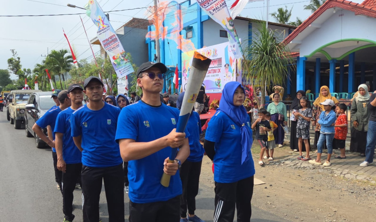 Kirab obor Pekan Olahraga Provinsi (Porprov) IX Jawa Timur 2025 tiba di Stadion Kanjuruhan, Kabupaten Malang, Selasa (24/6/2025) sore,