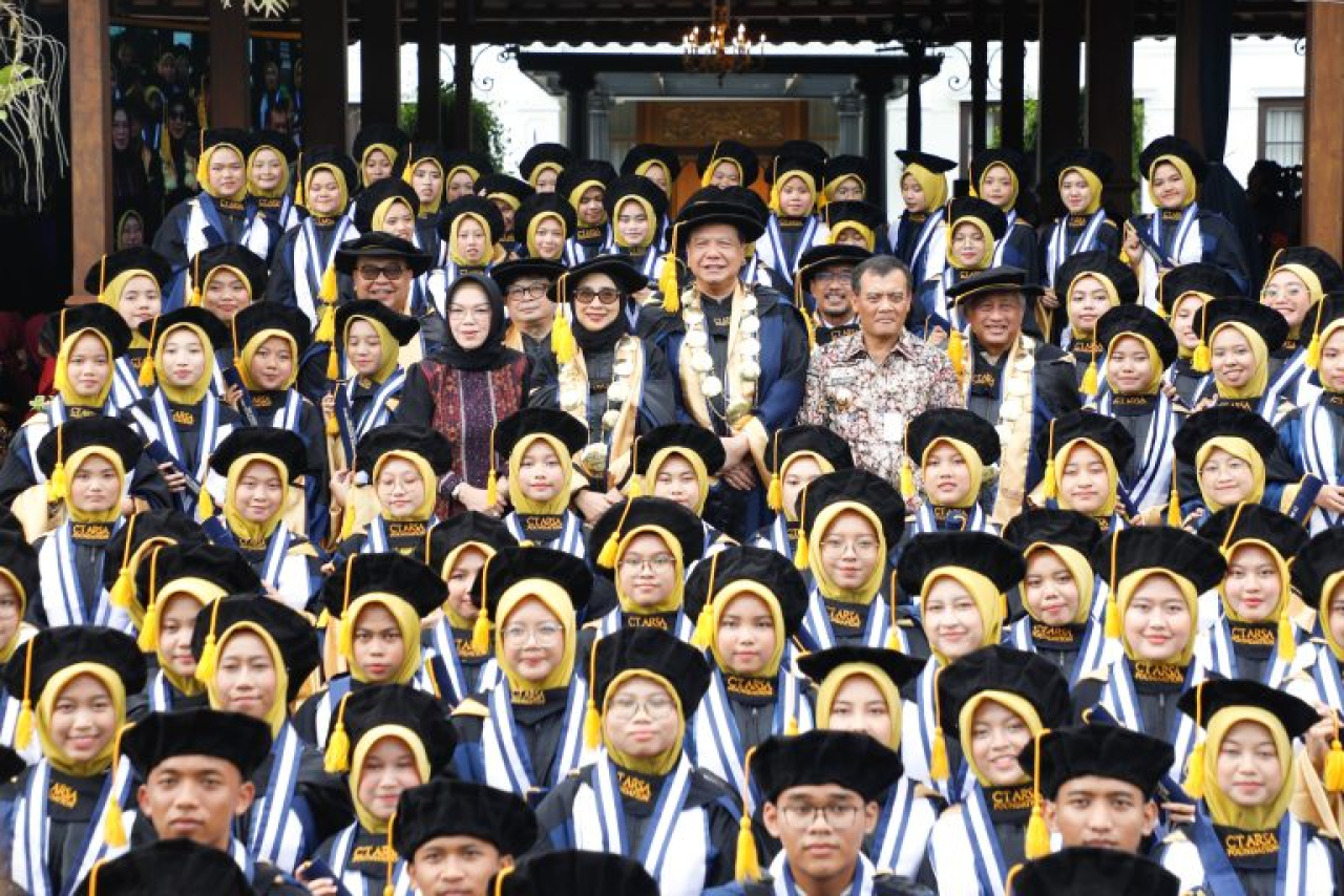 Gubernur Jawa Tengah, Ahmad Luthfi saat pelepasan Angkatan V Sekolah Unggulan CT Arsa Foundation Sukoharjo, Sabtu (28/6/2025).