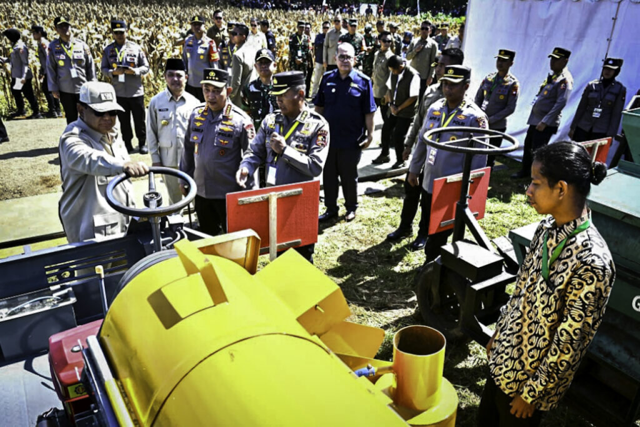 Presiden Prabowo Subianto meninjau sejumlah stan pameran yang menampilkan proses hilirisasi komoditas jagung pakan hingga produk-produk Usaha Mikro, Kecil, dan Menengah (UMKM) setempat di Kabupaten Bengkayang, Provinsi Kalimantan Barat, Kamis, 5 Juni 2025