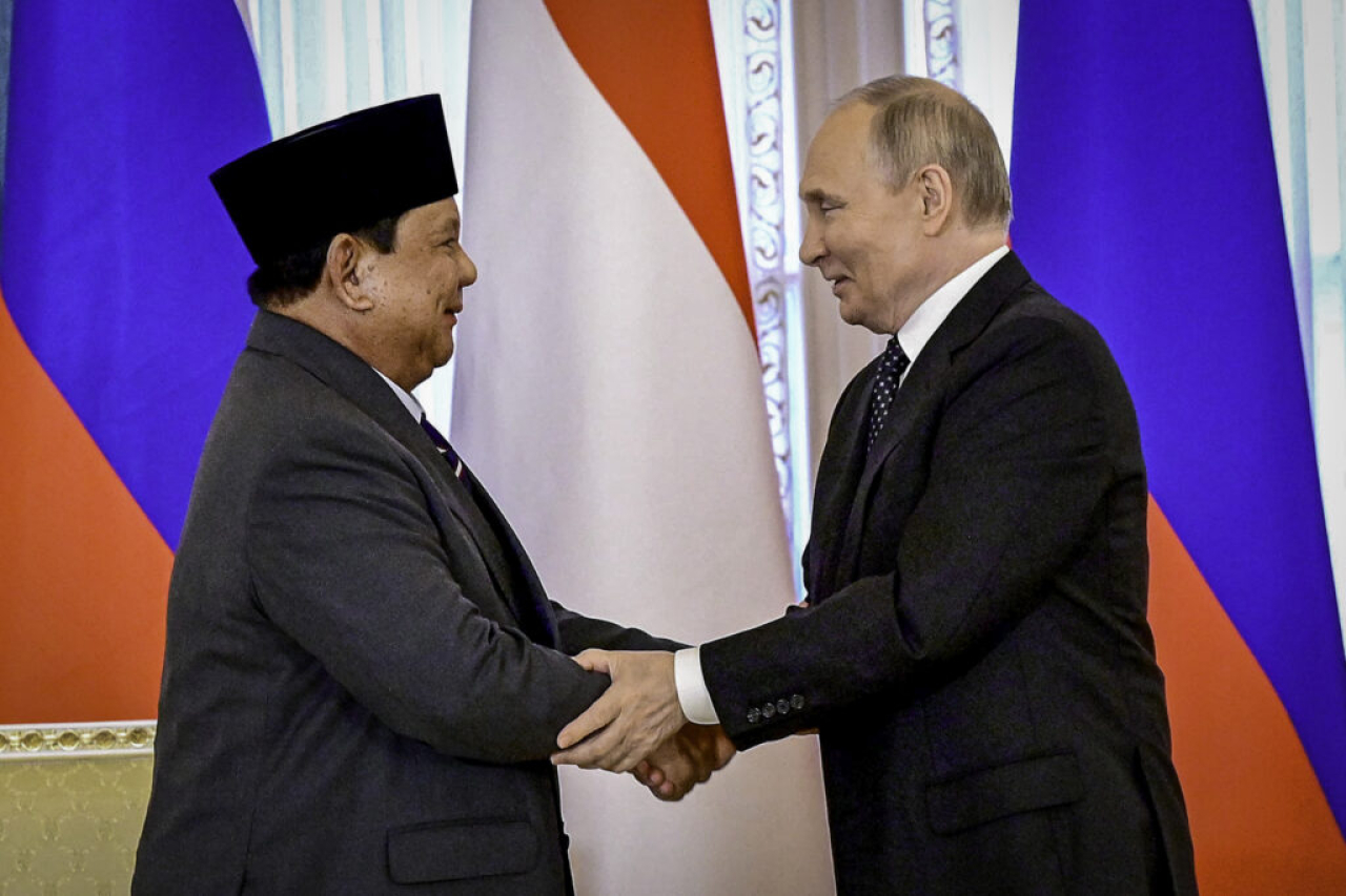 Presiden Republik Indonesia Prabowo Subianto dan Presiden Federasi Rusia Vladimir Putin bertemu dalam suasana hangat dan penuh keakraban di Istana Konstantinovsky, St. Petersburg, pada Kamis, 19 Juni 2025. Foto: BPMI Setpres/Laily Rachev