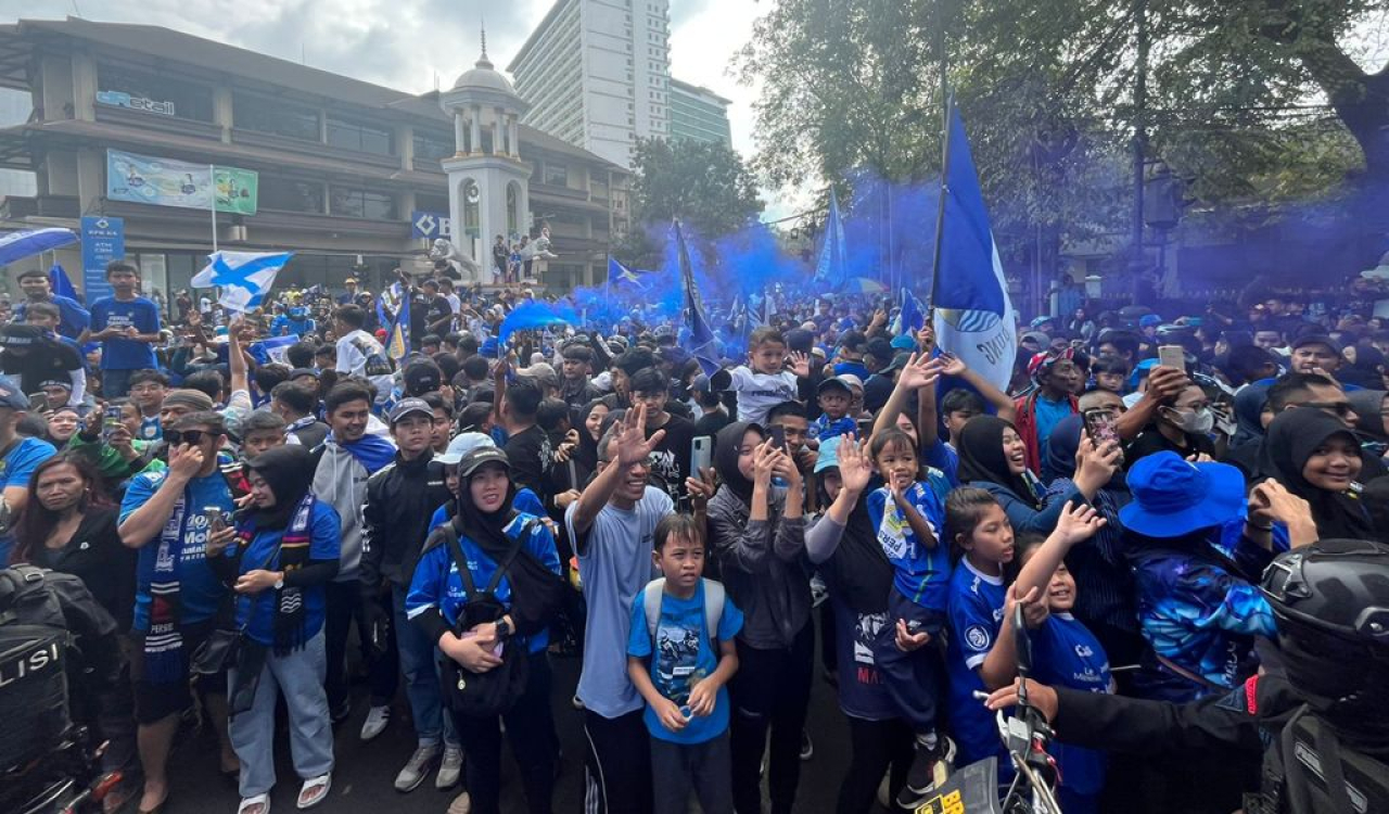 Bobotoh, suporter setia PERSIB siap menyaksikan Piala Presiden 2025Stadion Si Jalak Harupat (SJH), Kabupaten Bandung