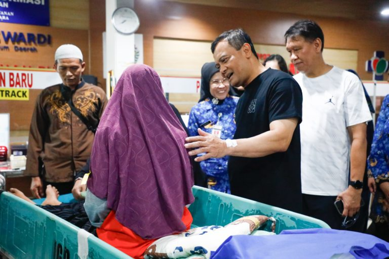 Gubernur Jawa Tengah Ahmad Luthfi meninjau pelaksanaan layanan fast track di RSUD Dr Moewardi, Solo , Selasa (17/6/2025)