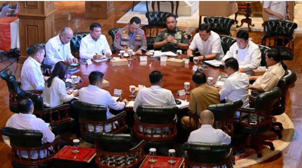 Presiden Prabowo Subianto menggelar pertemuan terbatas di kediaman pribadinya di Hambalang, Kabupaten Bogor, Jawa Barat, pada Senin, 23 Juni 2025. Foto: BPMI Setpres/Muchlis Jr