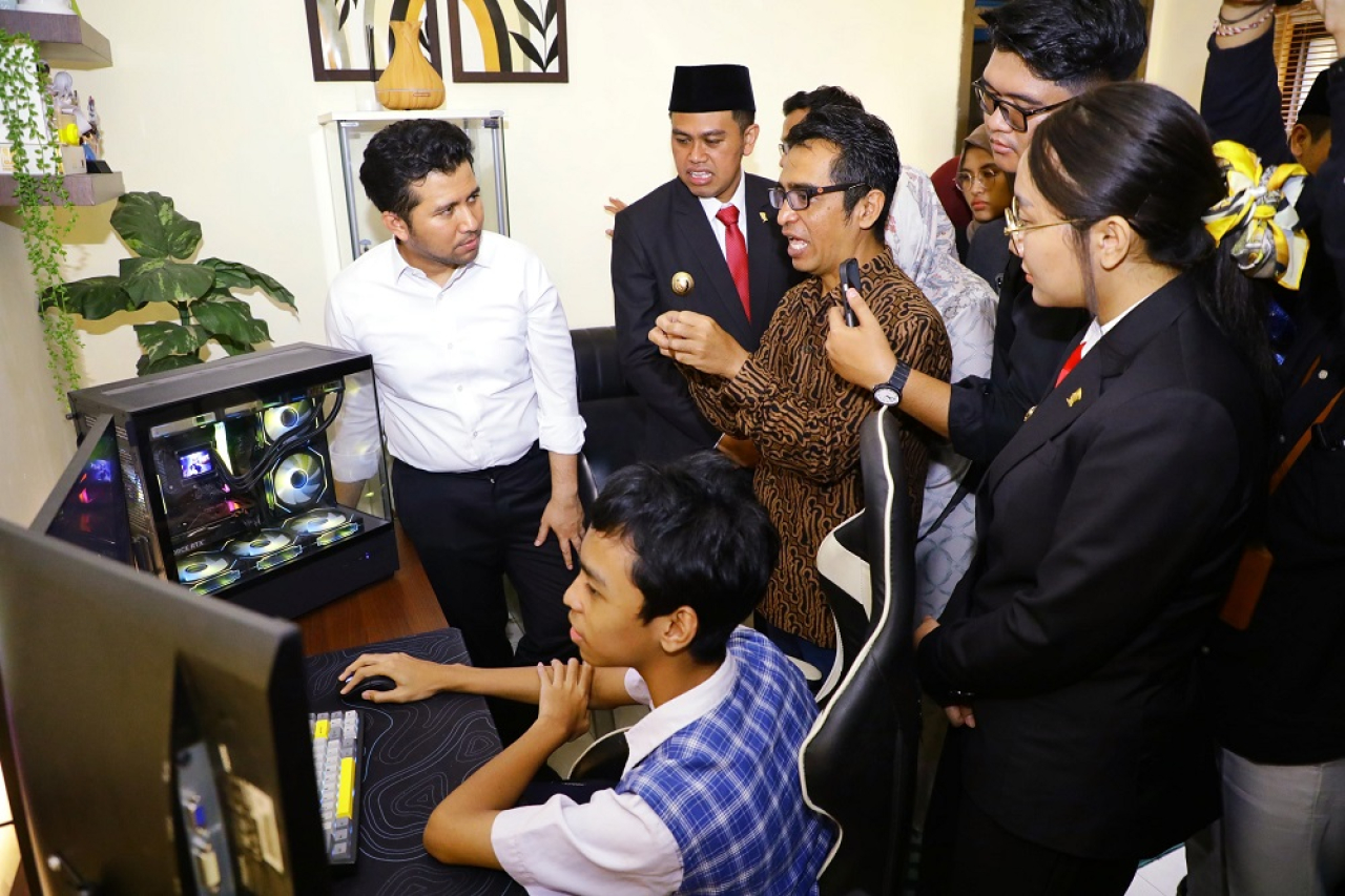 Pelaksana Tugas (Plt) Gubernur Jawa Timur Emil Elestianto Dardak saat mengunjungi kediaman Al Divi Rarindrayana, lulusan MTsN 1 Kota Blitar, yang menorehkan kisah membanggakan