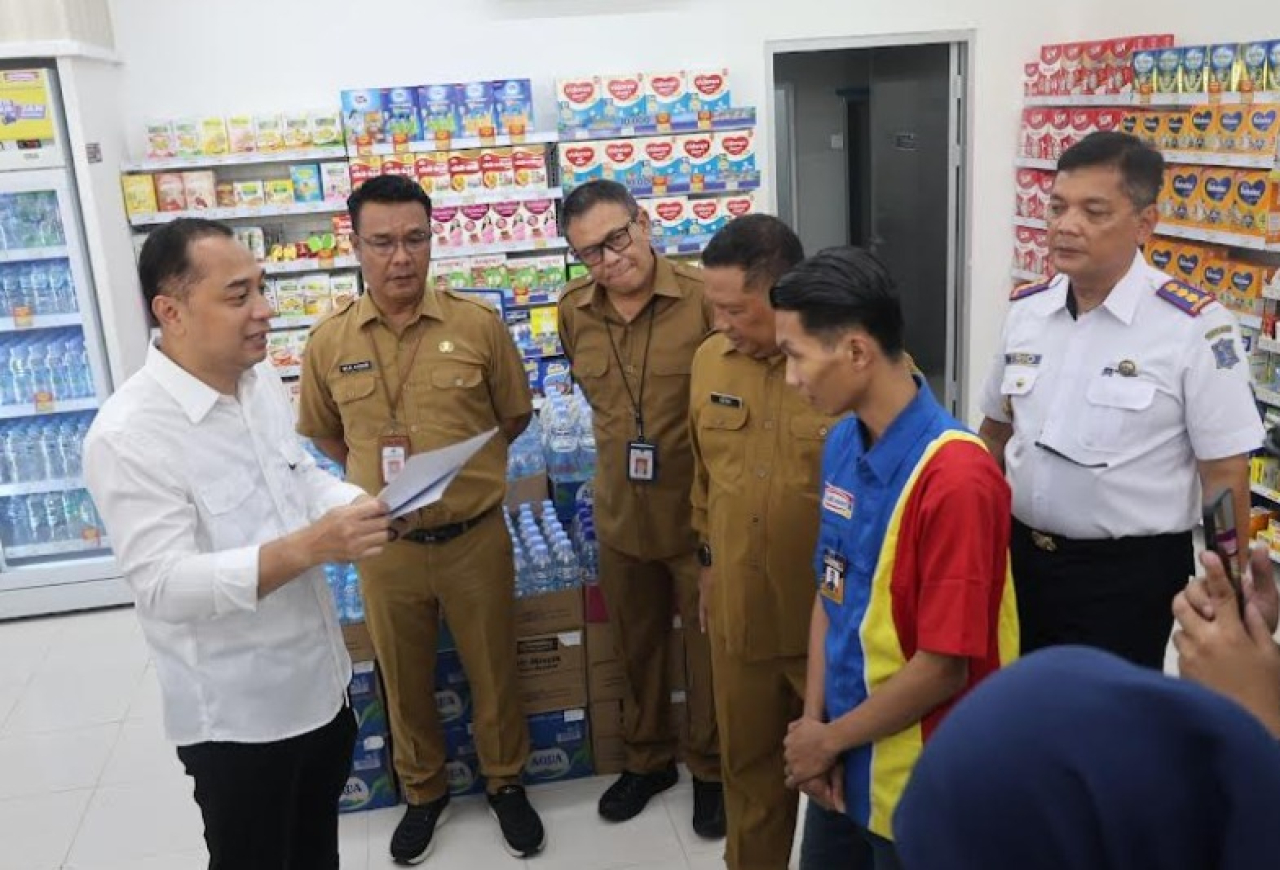 Wali Kota Surabaya Eri Cahyadi memimpin langsung inspeksi mendadak (sidak) ke sejumlah toko modern di Jalan Dr. Ir. H. Soekarno, Selasa (3/6/2025).