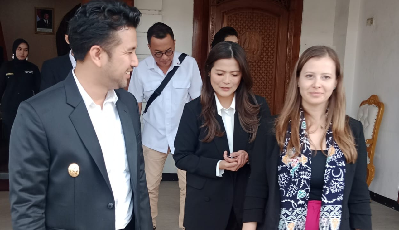 Pelaksana Tugas (Plt) Gubernur Jawa Timur Emil Elestianto Dardak usai menerima kunjungan Duta Besar Hungaria untuk Indonesia di Gedung Negara Grahadi, Surabaya, Rabu (4/6/2025)sore