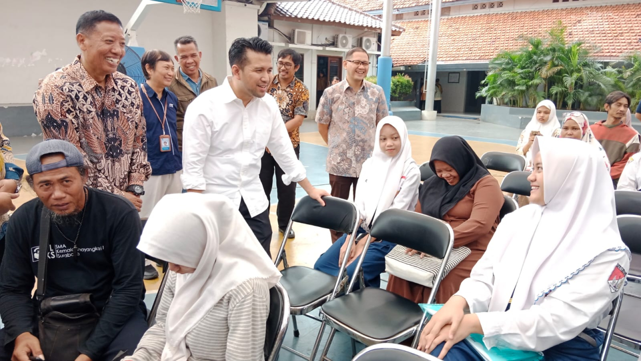SPMB Jatim 2025 Diuji, Emil Dardak Tinjau Lapangan dan Soroti Keadilan Sistem