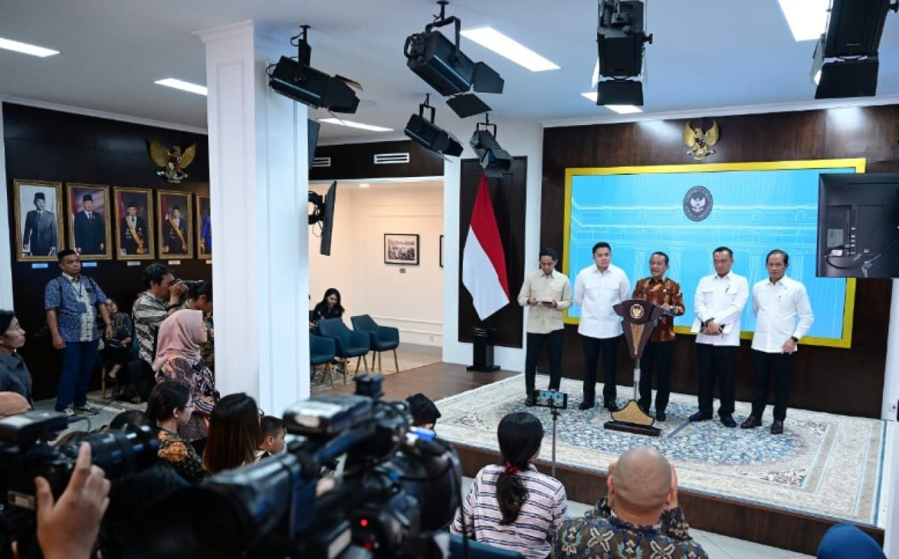 Keterangan Pers oleh Menteri Sekretaris Negara Prasetyo Hadi, Menteri Energi dan Sumber Daya Mineral Bahlil Lahadalia, Menteri Kehutanan Raja Juli Antoni, Menteri Lingkungan Hidup Hanif Faisol Nurofiq, dan Sekretaris Kabinet Teddy Indra Wijaya di Kompleks