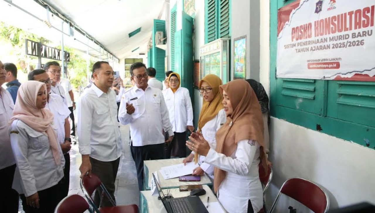 Wali Kota Surabaya, Eri Cahyadi, meninjau langsung pelaksanaan Sistem Penerimaan Murid Baru (SPMB) tahun ajaran 2025 di dua sekolah negeri, yakni SDN Kaliasin I dan SMPN 6 Surabaya, Rabu (11/6/2025)