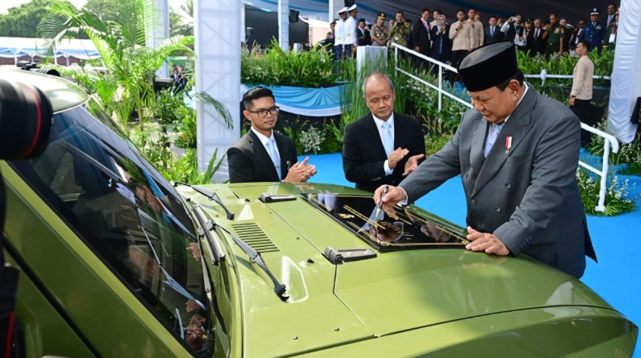 Presiden Prabowo Subianto secara resmi meresmikan peluncuran kendaraan listrik taktis terbaru produksi PT Pindad, yakni MV3-EV “PANDU”, dalam ajang Indo Defence 2025 Expo & Forum yang digelar di JIEXPO Kemayoran, Jakarta, pada Rabu, 11 Juni 2025. Foto: BP