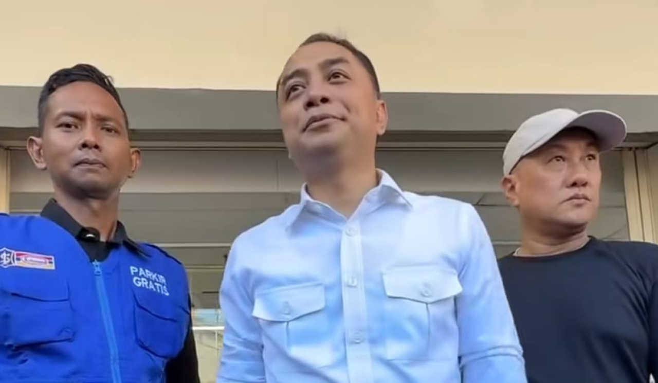 Hadi Purwanto (kiri), jukir resmi di salah satu minimarket di Jalan Kartini, Surabaya yang diintimidasi sejumlah preman