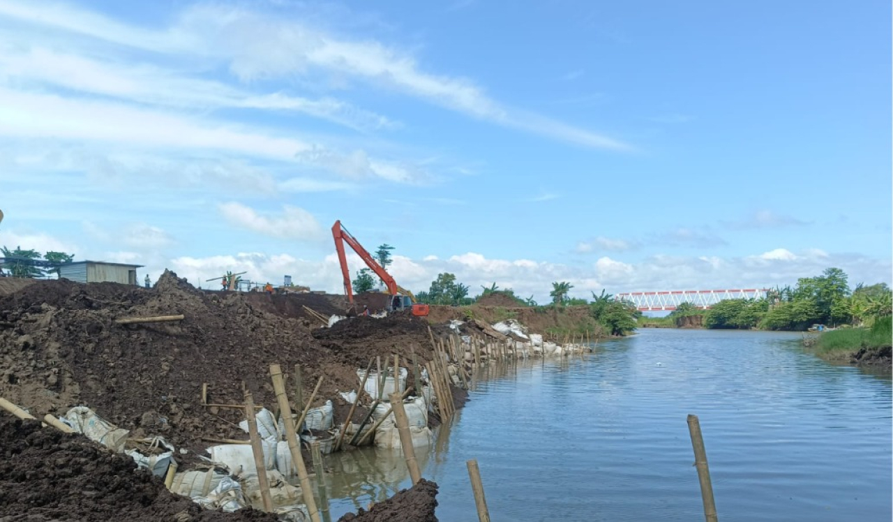 Pemerintah Provinsi Jawa Timur mulai membangun infrastruktur pengendali banjir berupa bangunan pelimpah (spillway) di Sungai Tanggul, Kabupaten Jember