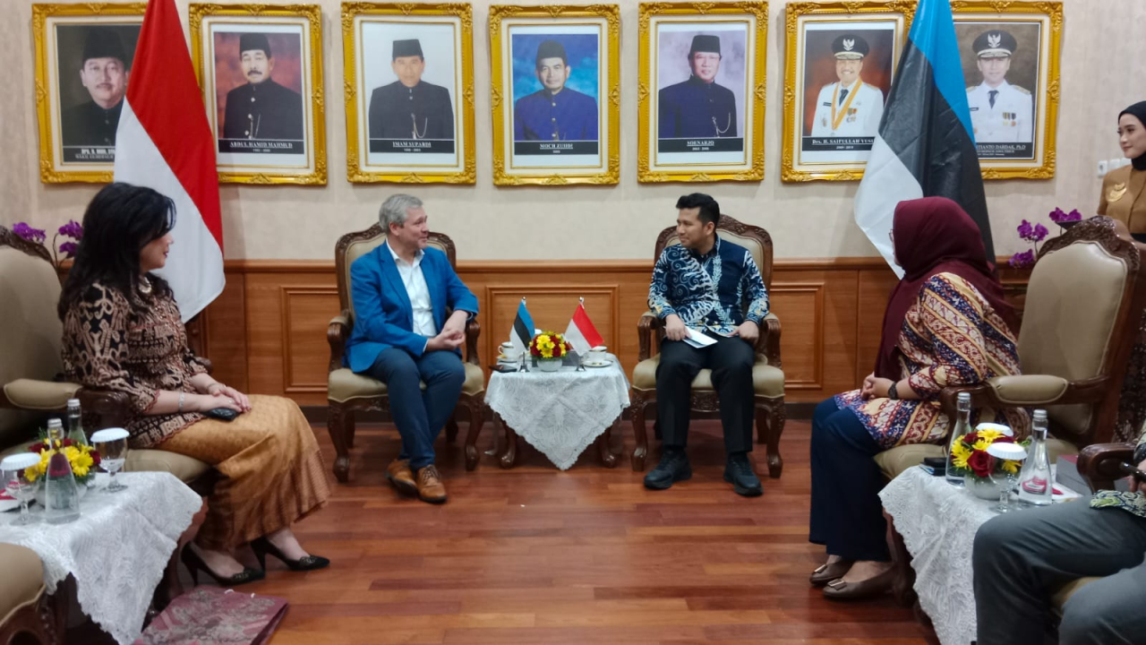 Pelaksana tugas (Plt) Gubernur Jawa Timur Emil Elestianto Dardak saat menerima kunjungan Duta Besar Estonia untuk Singapura, Indonesia dan Asean di Gedung Negara Grahadi, Jumat (13/6/2025)