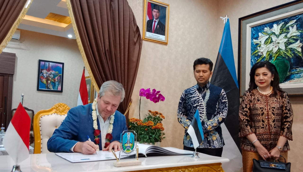 Plt. Gubernur Jawa Timur, Emil Elestianto Dardak, saat menerima Dubes Estonia untuk Indonesia, Singapura, dan ASEAN, H.E. Mr. Priit Truk, ke Gedung Negara Grahadi, Surabaya, Jumat (13/6/2025).