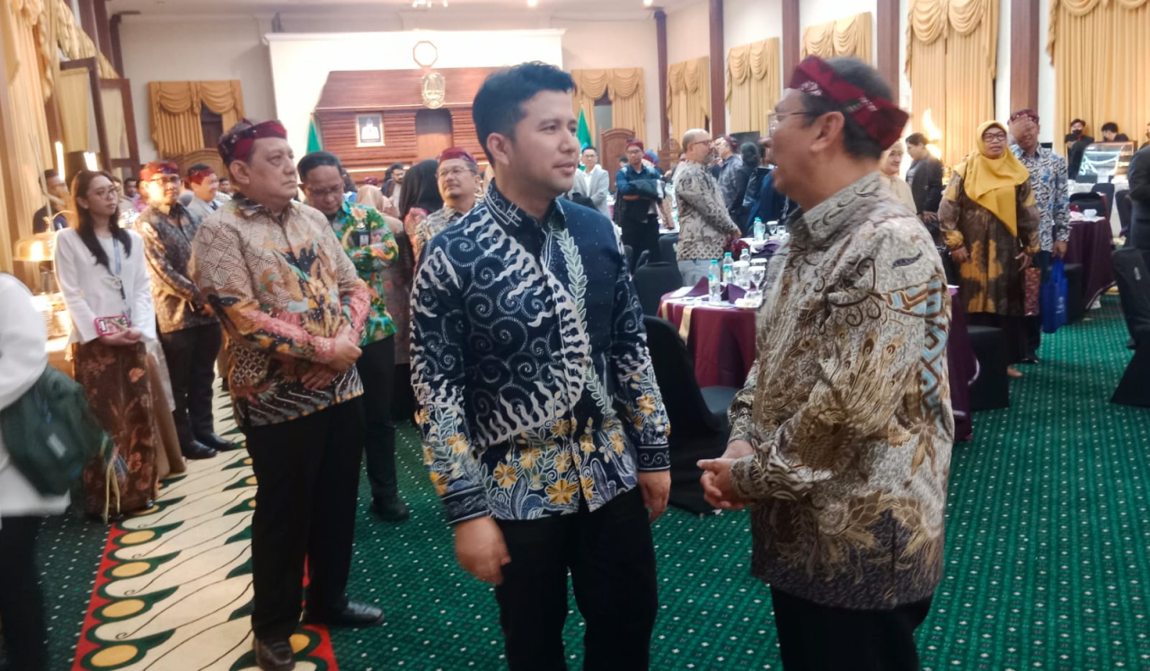 Pelaksana Tugas (Plt) Gubernur Jawa Timur Emil Elestianto Dardak saat menerima delegasi dari berbagai negara dalam forum World University Association for Community Development (WUACD) Summit 2025