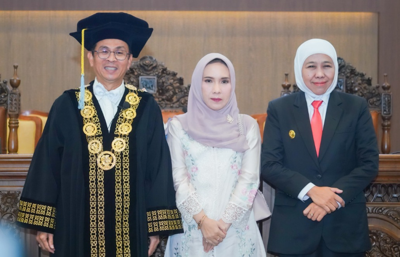 Gubernur Jawa Timur Khofifah saat vmenghadiri pelantikan Prof Dr Muhammad Madyan SE MSi MFin sebagai Rektor UNAIR ke-14 Periode 2025-2030