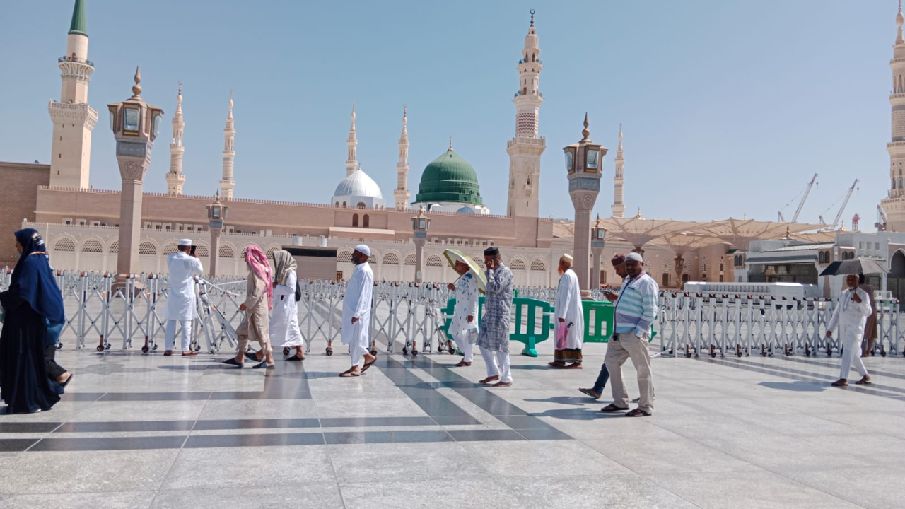 jemaah difasilitasi untuk menjalankan ibadah di Masjid Nabawi, termasuk salat di Raudhah dan berziarah ke makam Nabi Muhammad SAW.