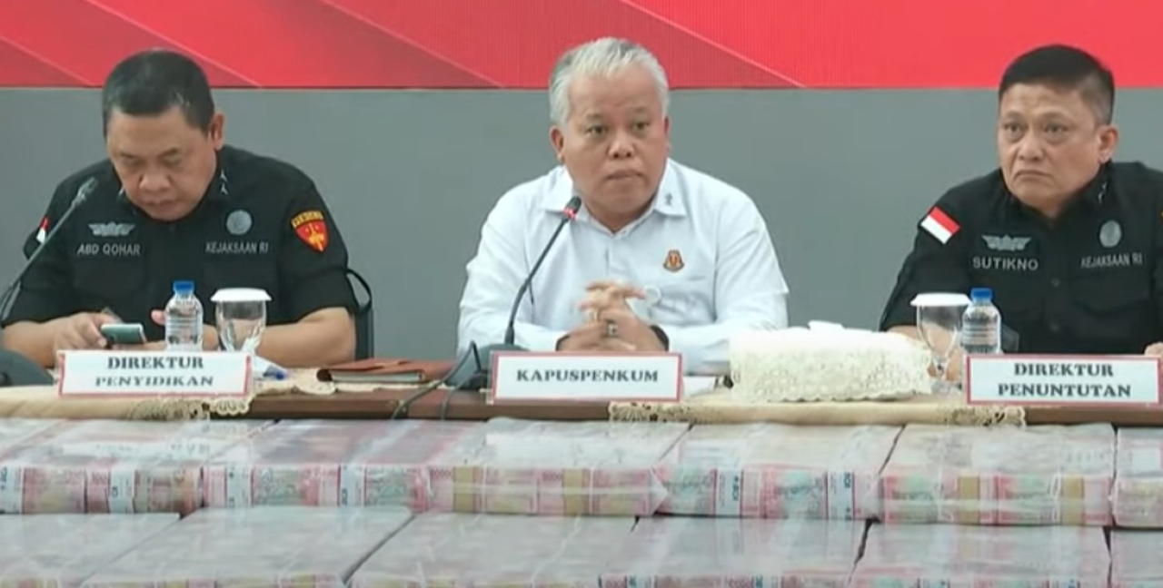 konferensi pers kasus dugaan korupsi dalam pemberian persetujuan ekspor minyak sawit mentah atau crude palm oil (CPO) dan produk turunannya pada periode 2021–2022.di Gedung Kejaksaan Agung, Jakarta, Selasa (17/6/2025).